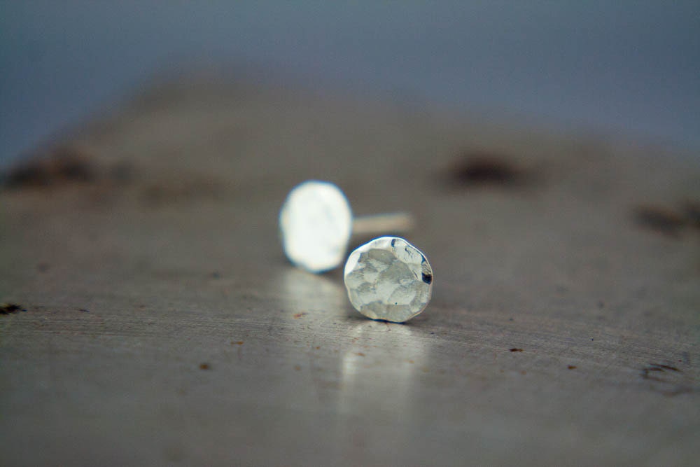 Boucles d'oreilles à tige martelées, clous minimalistes pour homme, clous d'oreilles ronds en argent, cadeau pour elle, bijoux de Noël