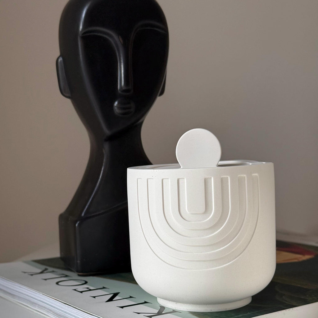 Chandelle géométrique en cire de soya dans un pot en jesmonite : chandelle parfumée artisanale