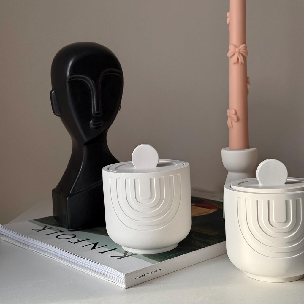 Chandelle géométrique en cire de soya dans un pot en jesmonite : chandelle parfumée artisanale