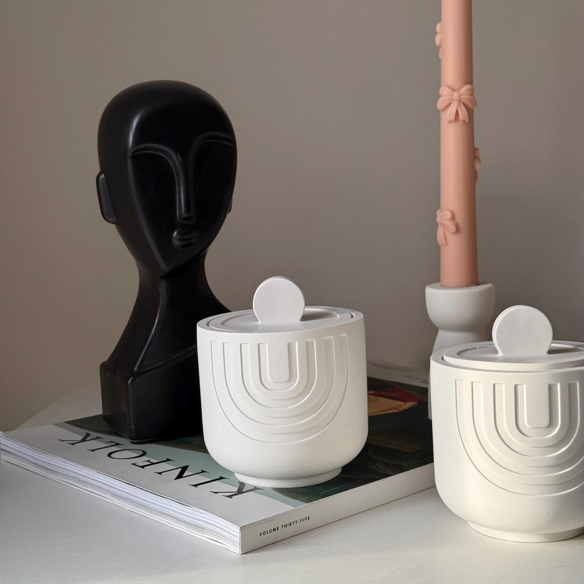 Chandelle géométrique en cire de soya dans un pot en jesmonite : chandelle parfumée artisanale