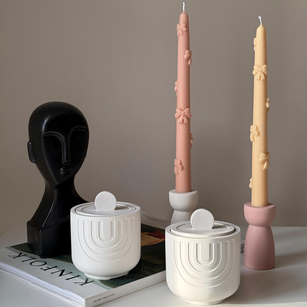 Chandelle géométrique en cire de soya dans un pot en jesmonite : chandelle parfumée artisanale