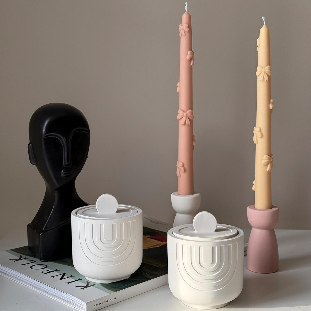 Chandelle géométrique en cire de soya dans un pot en jesmonite : chandelle parfumée artisanale
