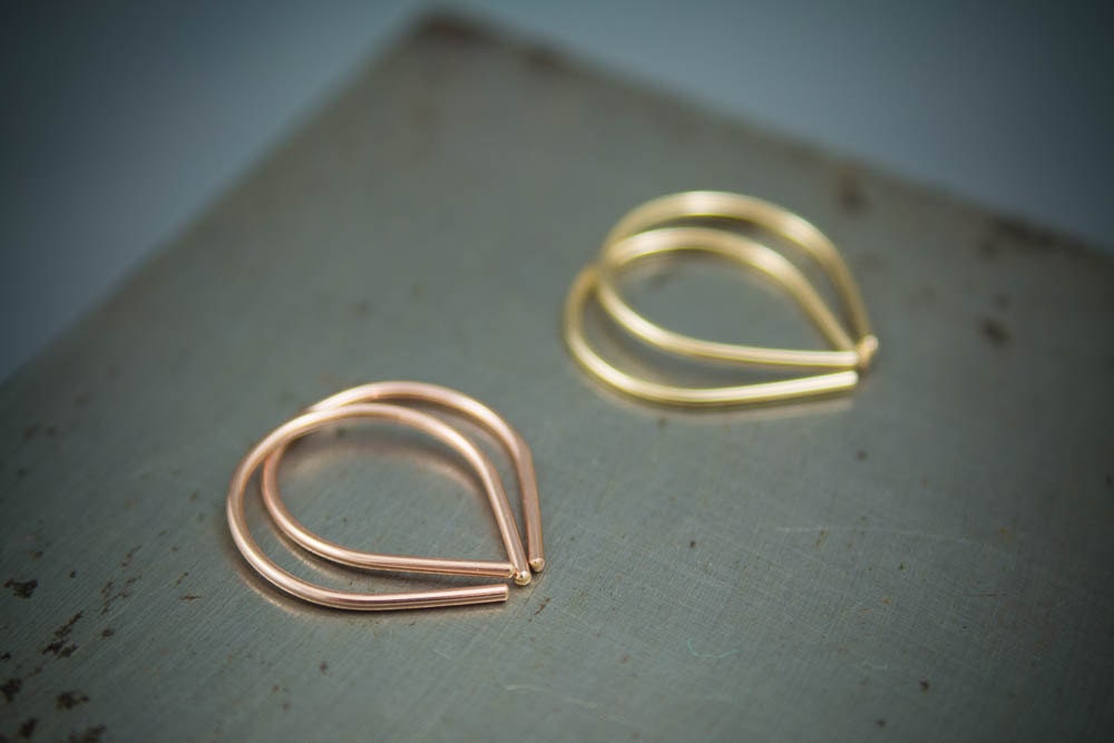 Boucles d'oreilles noires en argent recyclé, boucles d'oreilles minimalistes, cadeau pour elle ou lui, cadeau de Noël