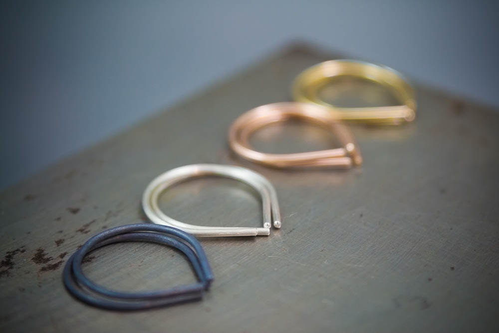Boucles d'oreilles noires en argent recyclé, boucles d'oreilles minimalistes, cadeau pour elle ou lui, cadeau de Noël