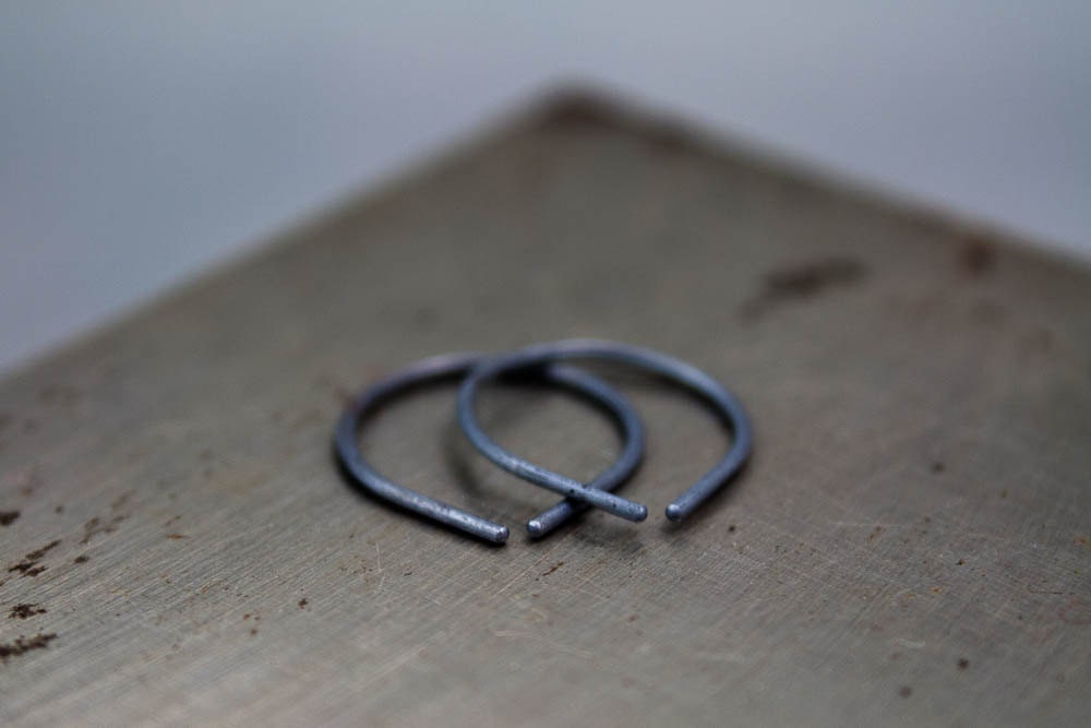 Boucles d'oreilles noires en argent recyclé, boucles d'oreilles minimalistes, cadeau pour elle ou lui, cadeau de Noël