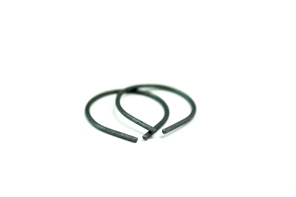 Boucles d'oreilles noires en argent recyclé, boucles d'oreilles minimalistes, cadeau pour elle ou lui, cadeau de Noël