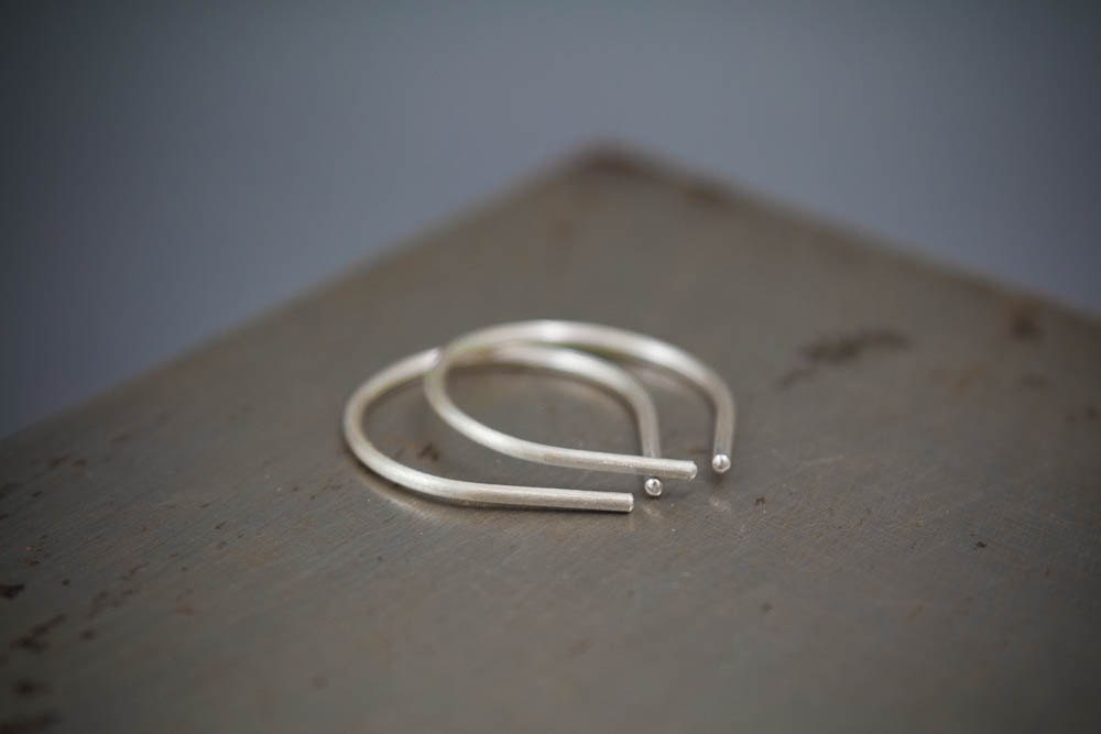 Boucles d'oreilles noires en argent recyclé, boucles d'oreilles minimalistes, cadeau pour elle ou lui, cadeau de Noël