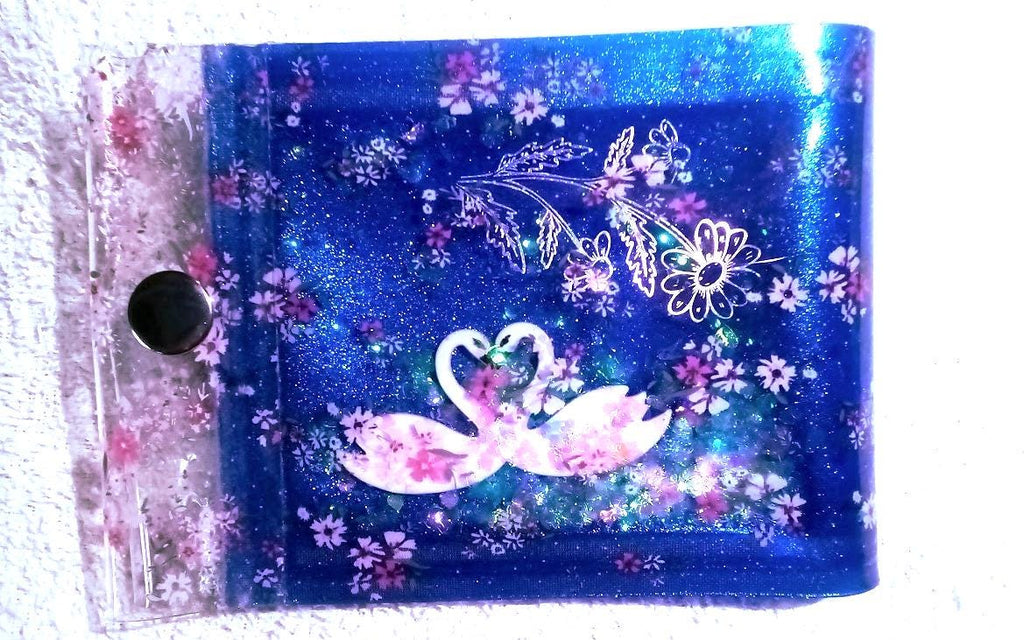 Portefeuille en gelée à paillettes liquides en forme de cœur, cygnes, oiseaux amoureux parmi les roses, fleurs sauvages, hologrammes et cœurs holographiques irisés. Unique en son genre !