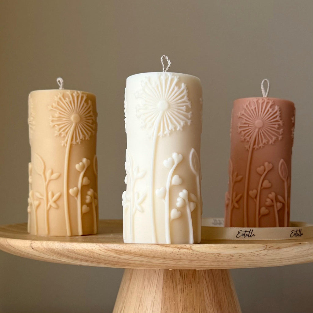 Bougie pilier en soja Pissenlits : Déco maison faite main (12 cm x 5,5 cm)