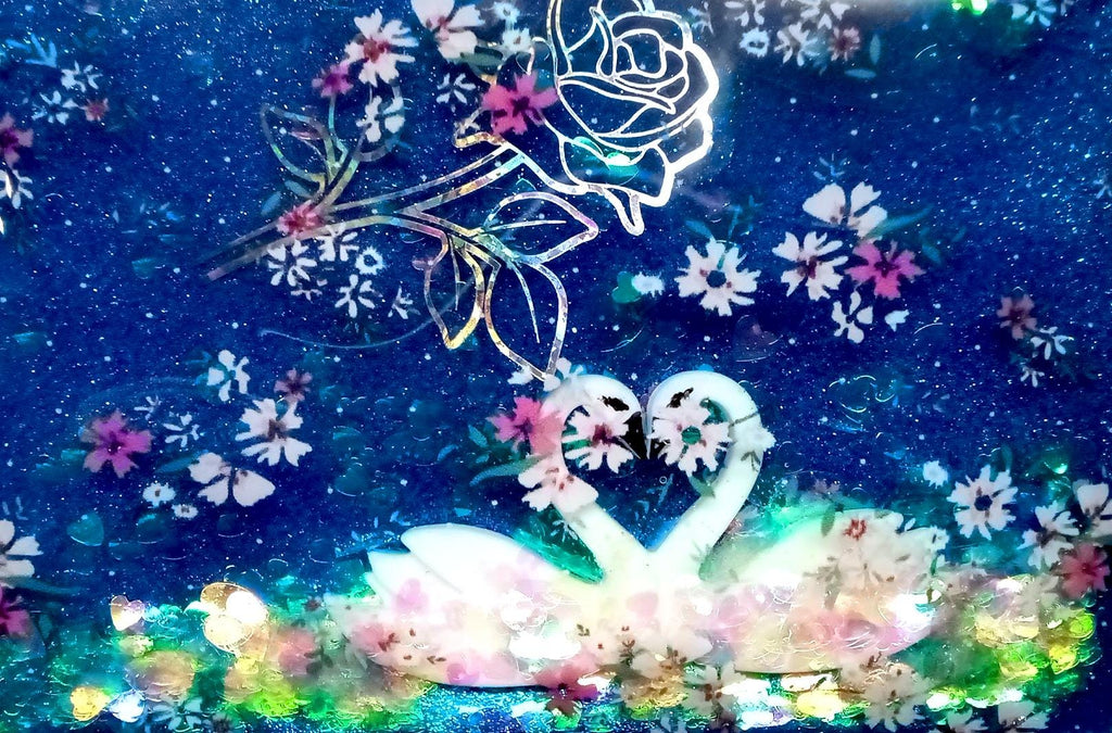 Portefeuille en gelée à paillettes liquides en forme de cœur, cygnes, oiseaux amoureux parmi les roses, fleurs sauvages, hologrammes et cœurs holographiques irisés. Unique en son genre !