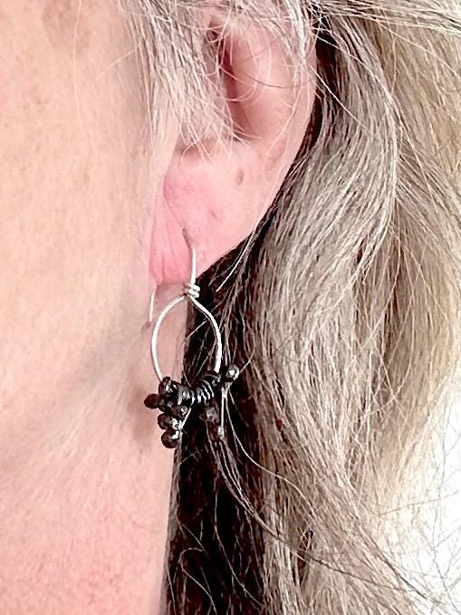 Petites boucles d'oreilles noires • Boucles d'oreilles en argent audacieuses • Cadeau de boucles d'oreilles à franges pour un ami • Boucles d'oreilles en argent uniques • Boucles d'oreilles en argent recyclé