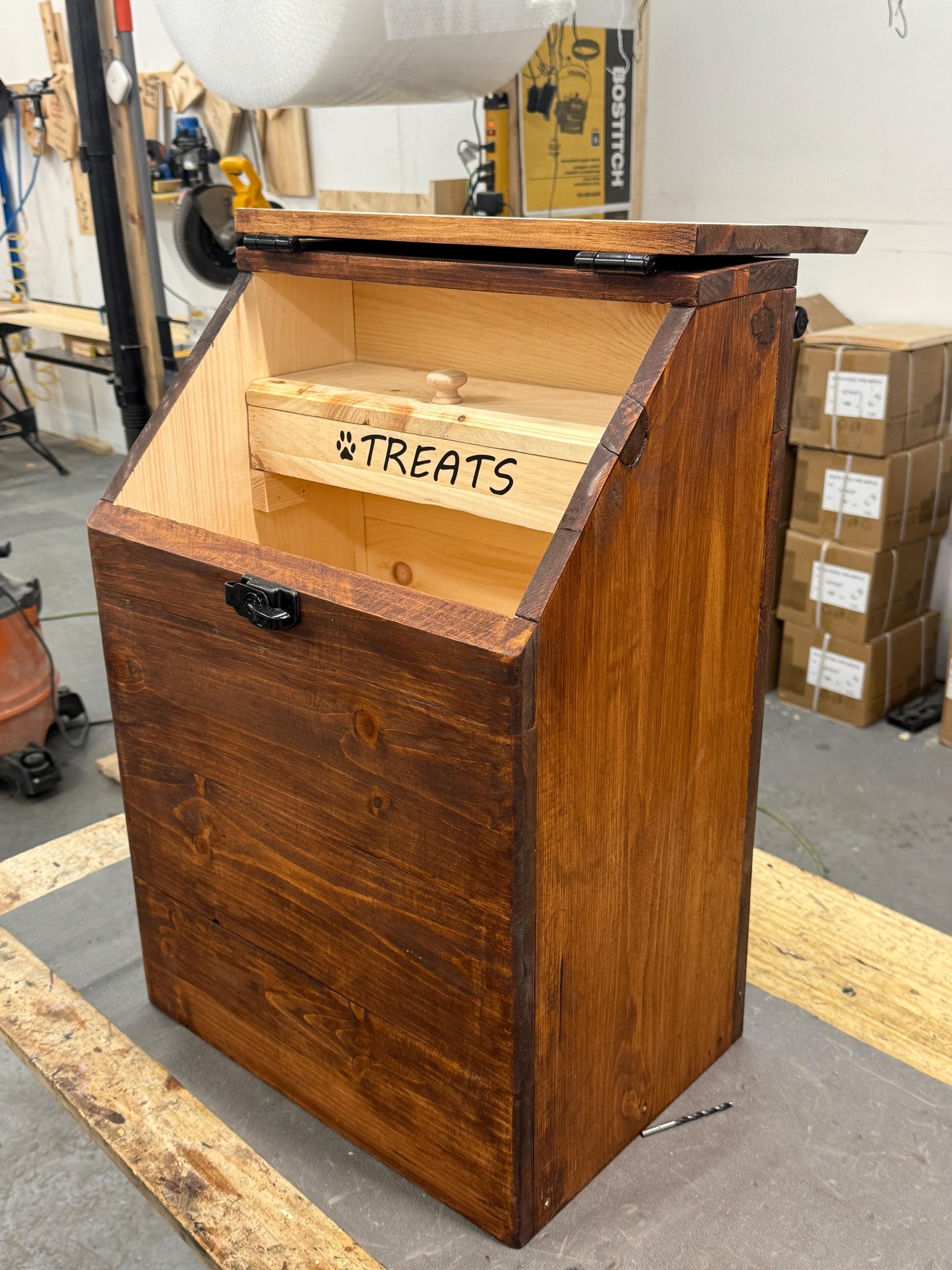 Le bac de stockage de nourriture pour chien en bois de très grande taille peut contenir des sacs de 40 lb avec une boîte de friandises crues à l'intérieur