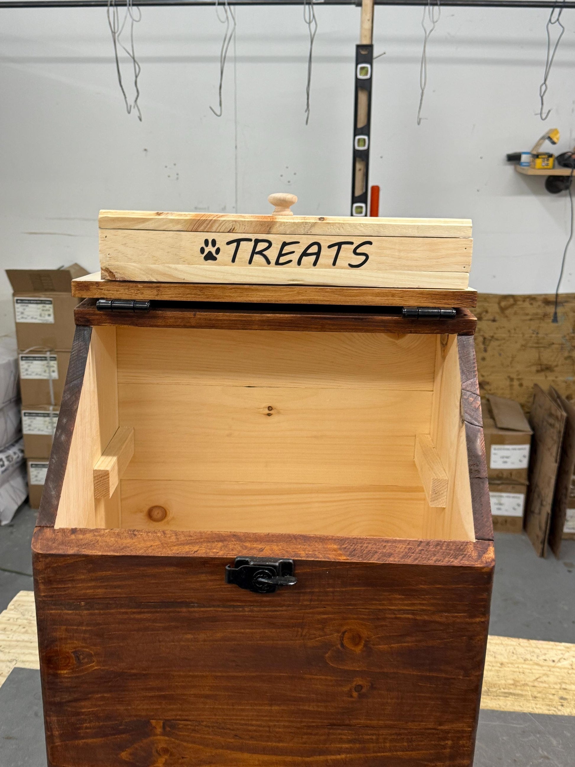 Le bac de stockage de nourriture pour chien en bois de très grande taille peut contenir des sacs de 40 lb avec une boîte de friandises crues à l'intérieur