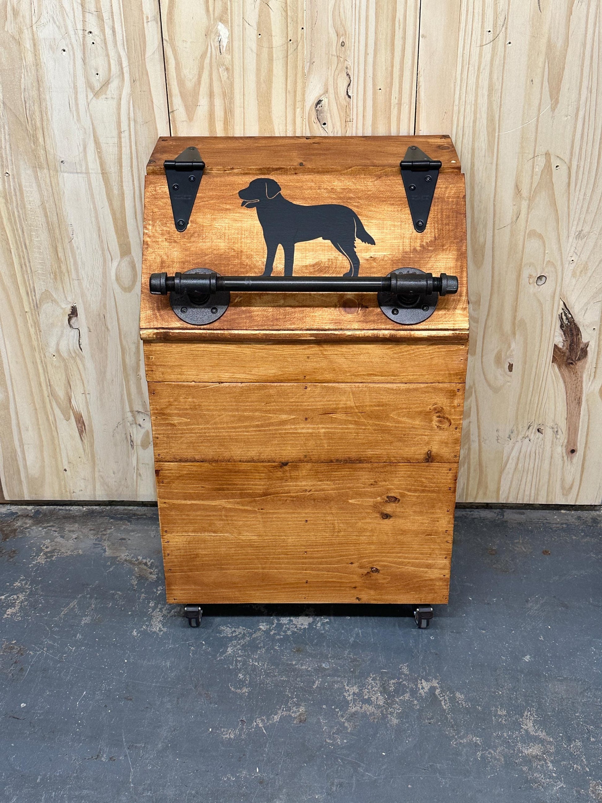 Le bac de stockage de nourriture pour chien en bois de très grande taille peut contenir des sacs de 40 lb avec une boîte de friandises crues à l'intérieur