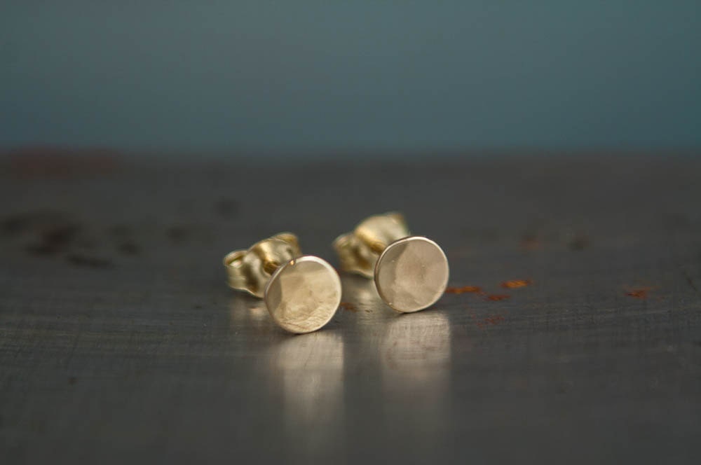 Clous d'oreilles délicats en or martelé - Boucles d'oreilles minimalistes chics pour elle