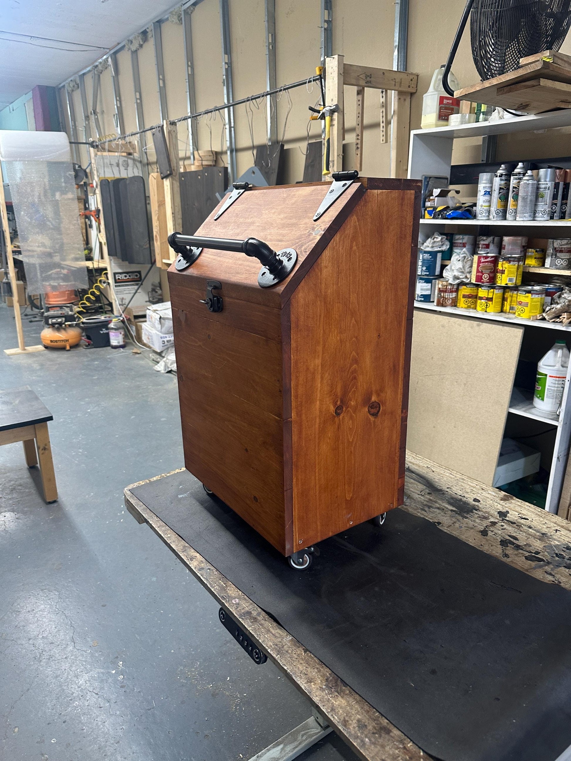 Le bac de stockage de nourriture pour chien en bois de très grande taille peut contenir des sacs de 40 lb avec une boîte de friandises crues à l'intérieur