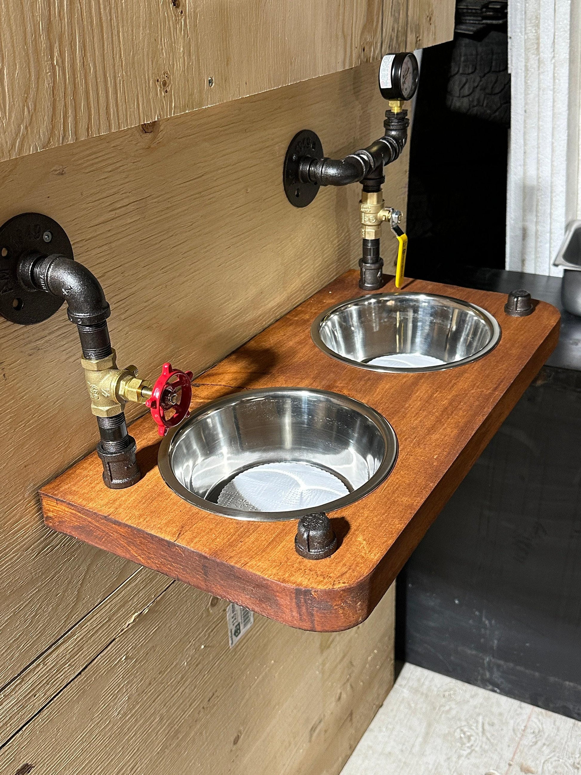 Support de gamelle pour chien flottant de style steampunk avec jauges et vanne d'arrêt