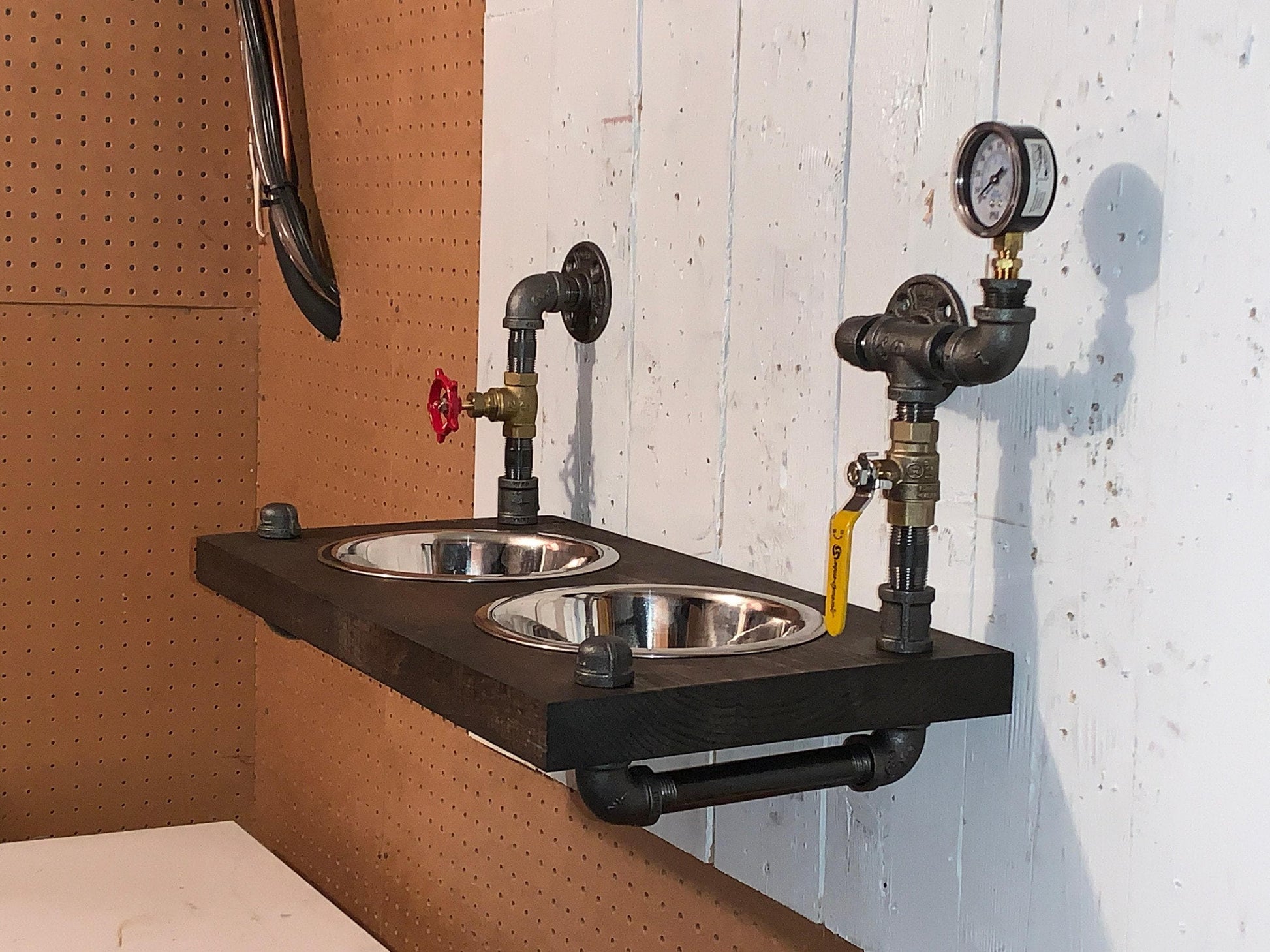 Support de gamelle pour chien flottant de style steampunk avec jauges et vanne d'arrêt