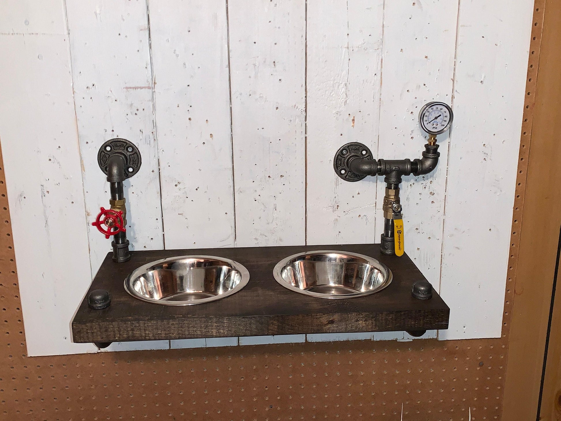 Support de gamelle pour chien flottant de style steampunk avec jauges et vanne d'arrêt