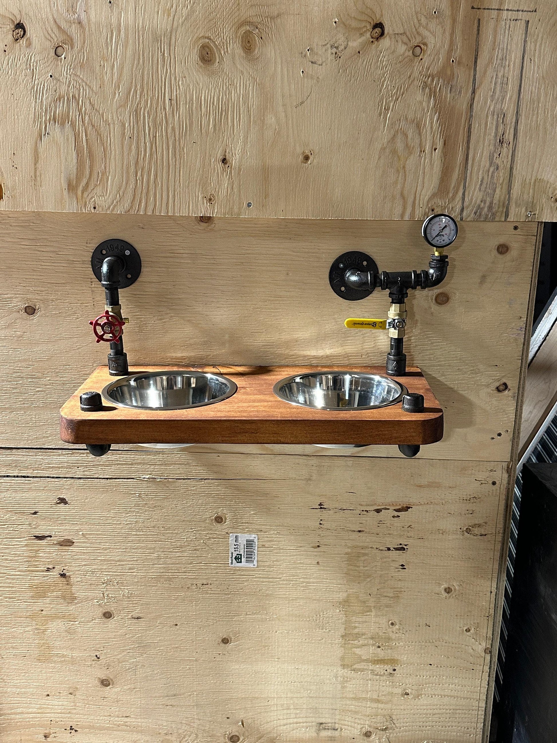 Support de gamelle pour chien flottant de style steampunk avec jauges et vanne d'arrêt