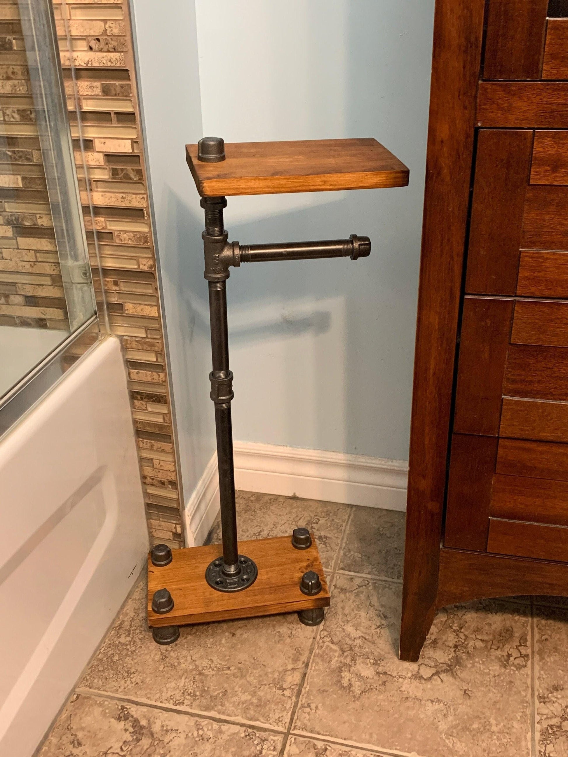 Porte-papier toilette sur pied de style industriel avec étagère pour téléphone - Porte-papier toilette