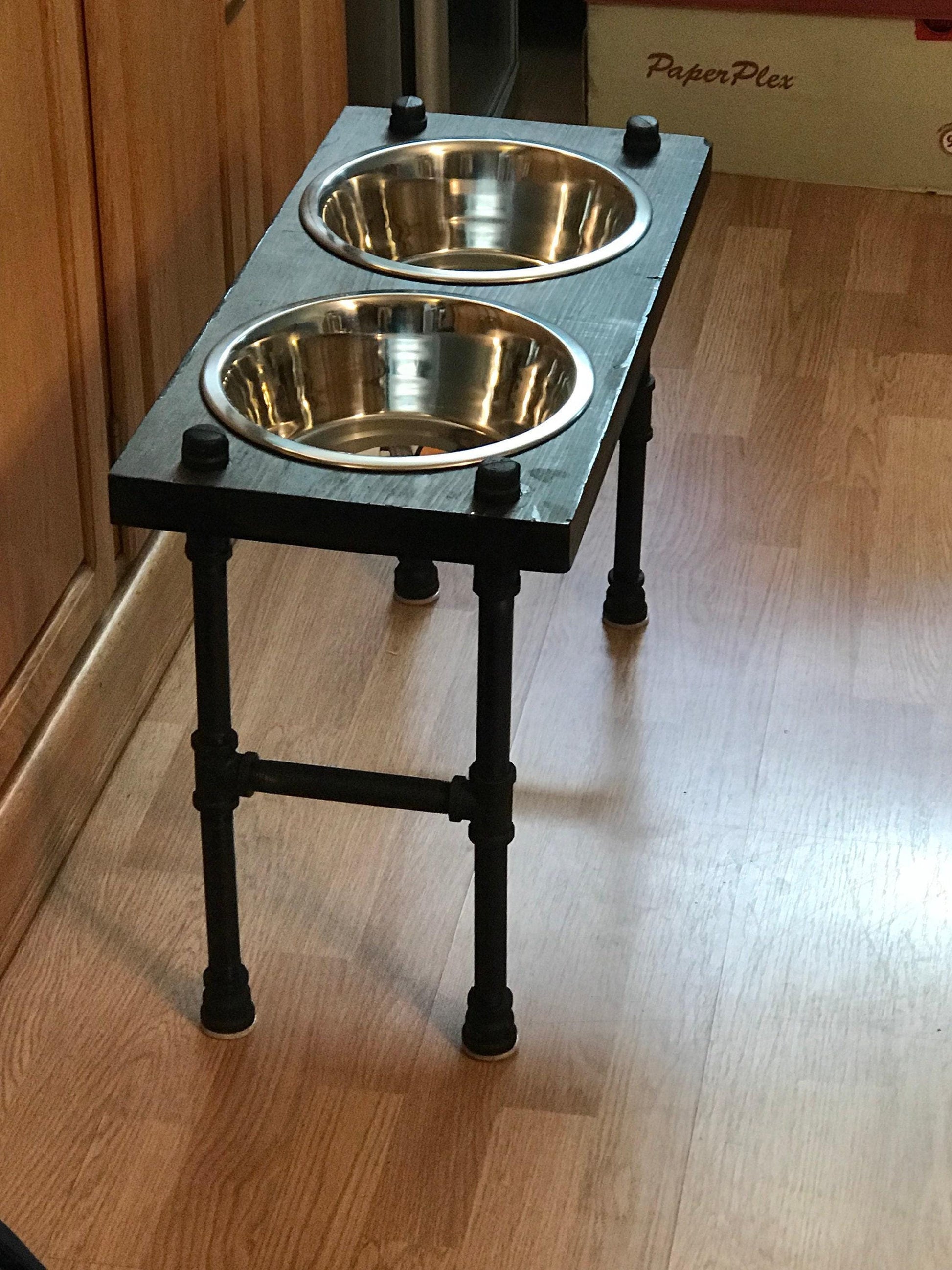 Support de gamelle surélevé pour chien de très grande taille - Support de gamelle de style industriel | Mangeoire pour chien de style steampunk - Personnalisation gratuite incluse