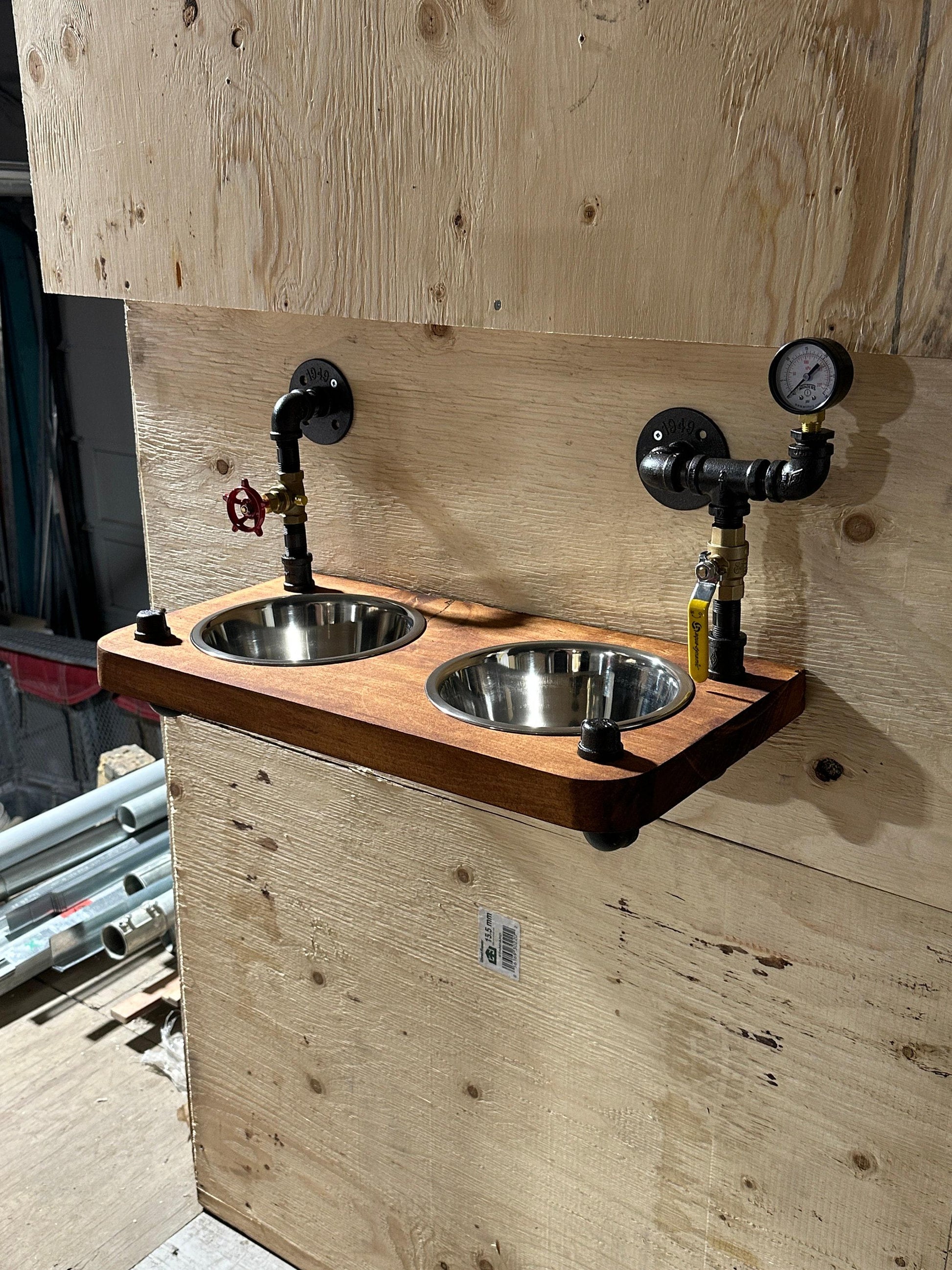 Support de gamelle pour chien flottant de style steampunk avec jauges et vanne d'arrêt