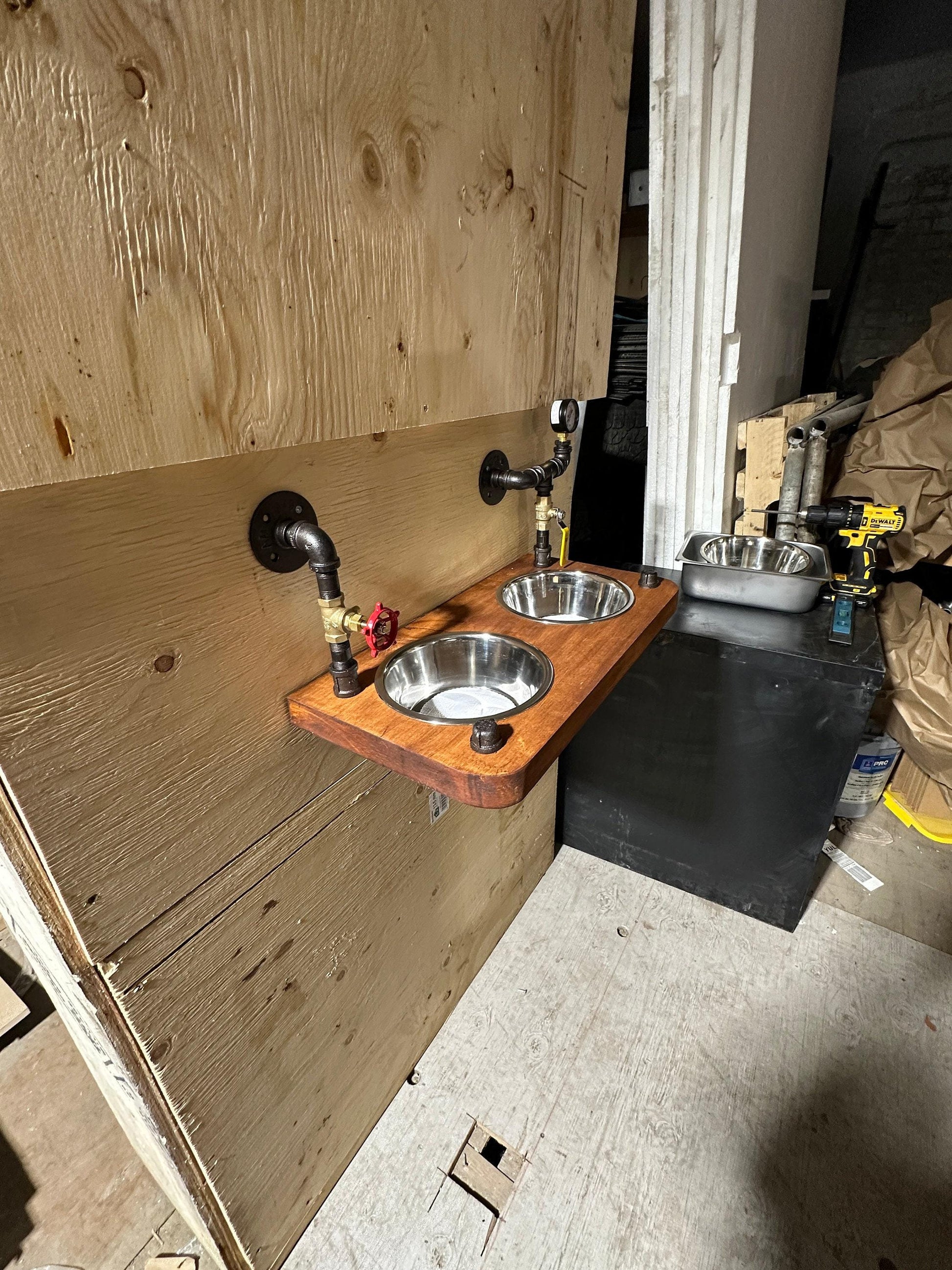 Support de gamelle pour chien flottant de style steampunk avec jauges et vanne d'arrêt