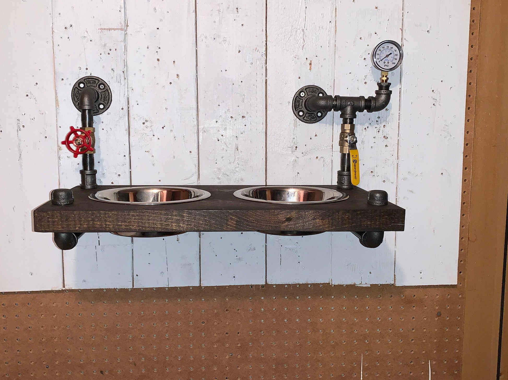 Support de gamelle pour chien flottant de style steampunk avec jauges et vanne d'arrêt