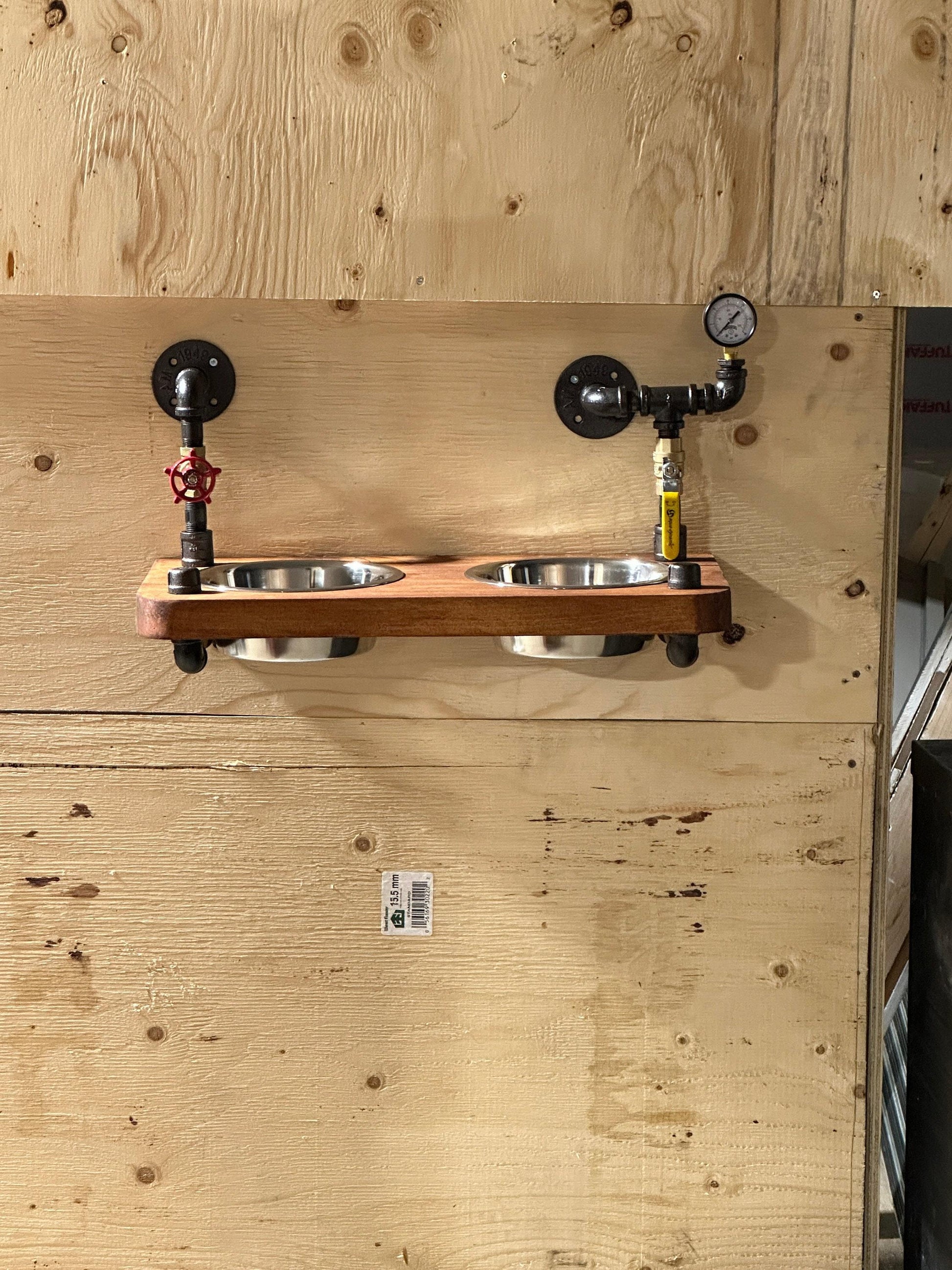 Support de gamelle pour chien flottant de style steampunk avec jauges et vanne d'arrêt