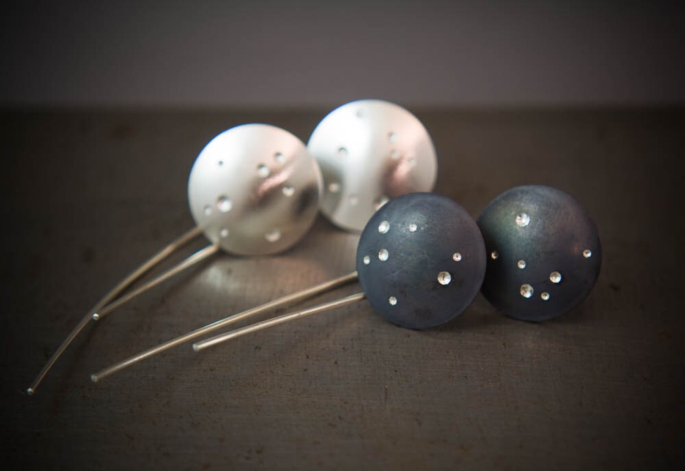 Boucles d'oreilles pendantes célestes noires : cadeau d'astronomie en argent sterling oxydé
