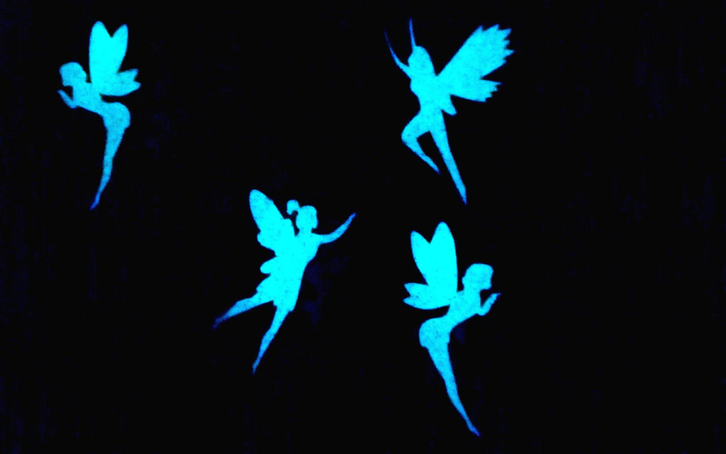 Portefeuille liquide phosphorescent avec fées blanches lumineuses et paillettes holographiques papillons bleu fluo scintillantes. Décorations éclatantes.