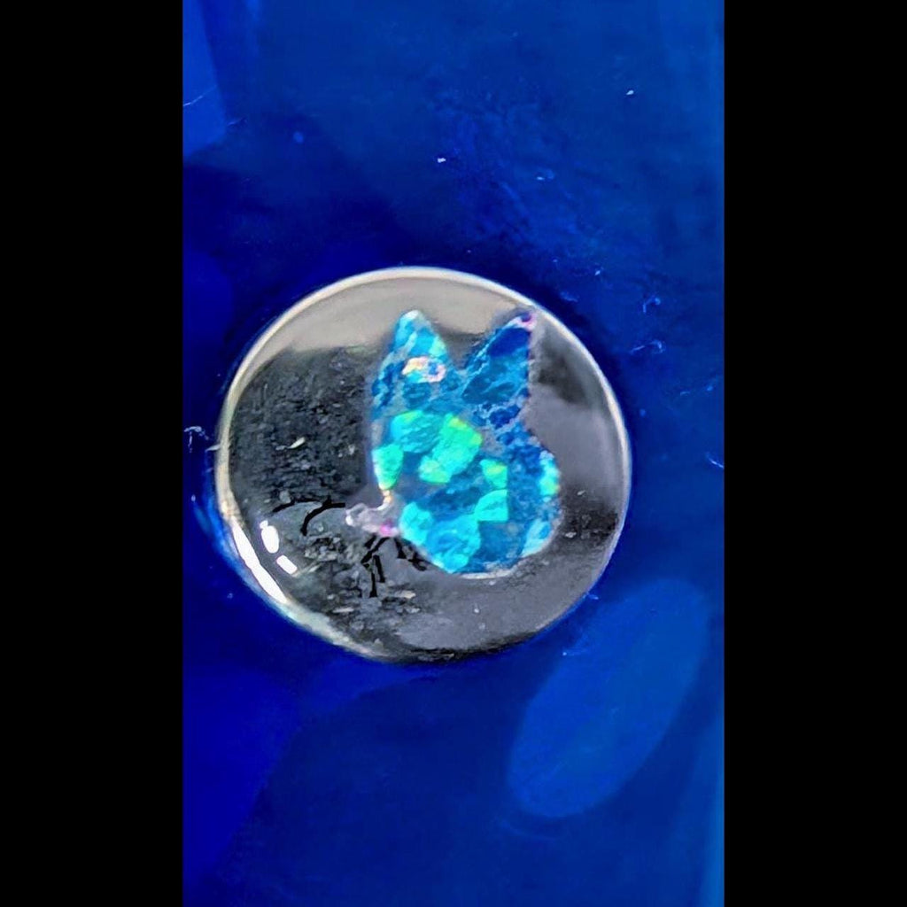 Portefeuille liquide phosphorescent avec fées blanches lumineuses et paillettes holographiques papillons bleu fluo scintillantes. Décorations éclatantes.