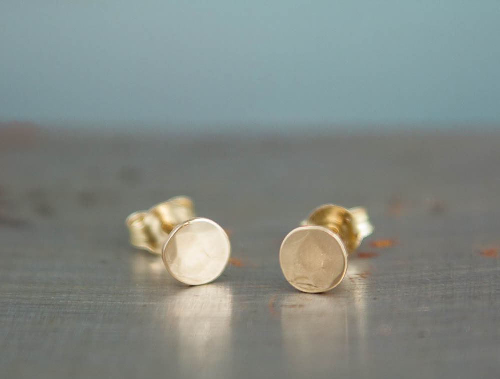 Clous d'oreilles délicats en or martelé - Boucles d'oreilles minimalistes chics pour elle