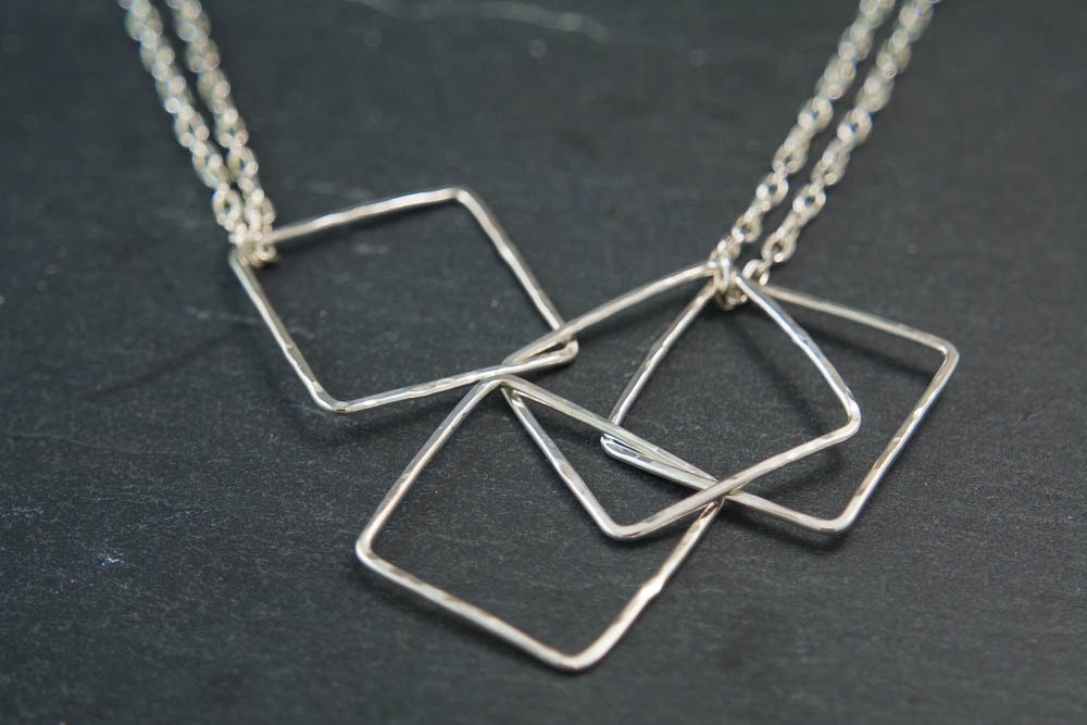 Collier géométrique, collier en argent sterling, collier carré en argent martelé, collier pour bébé, cadeau pour nouvelle maman