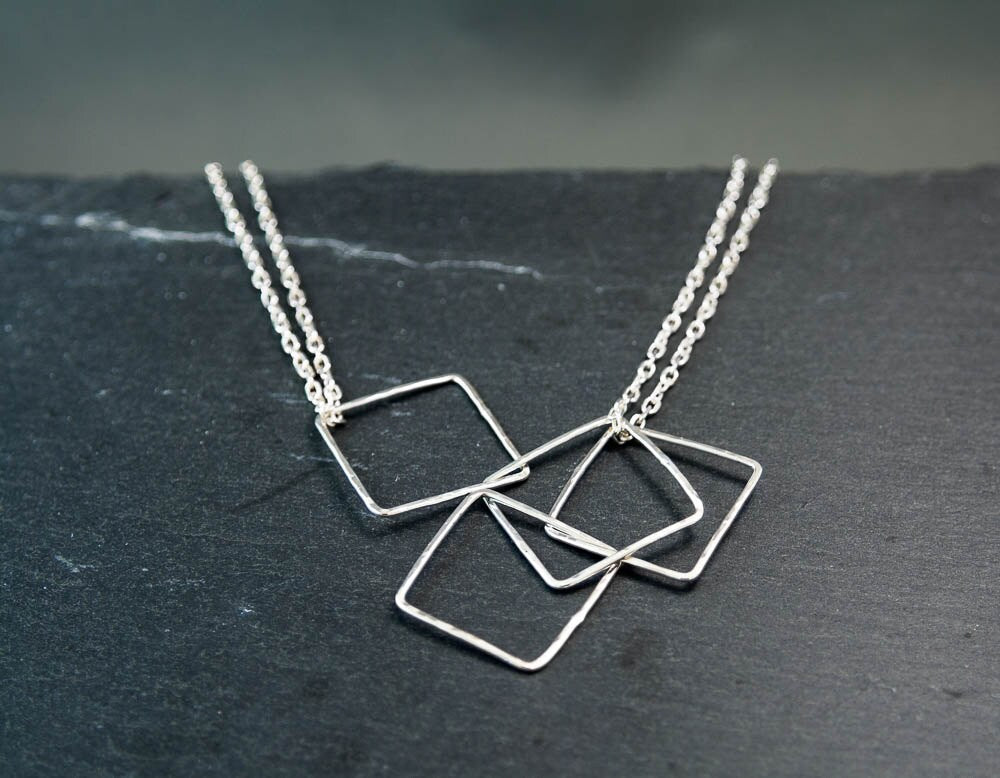 Collier géométrique, collier en argent sterling, collier carré en argent martelé, collier pour bébé, cadeau pour nouvelle maman