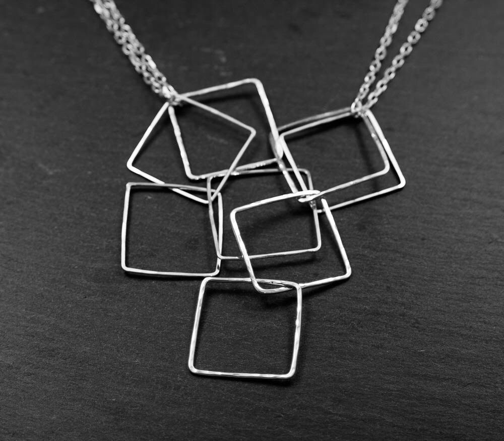 Collier géométrique, collier en argent sterling, collier carré en argent martelé, collier pour bébé, cadeau pour nouvelle maman