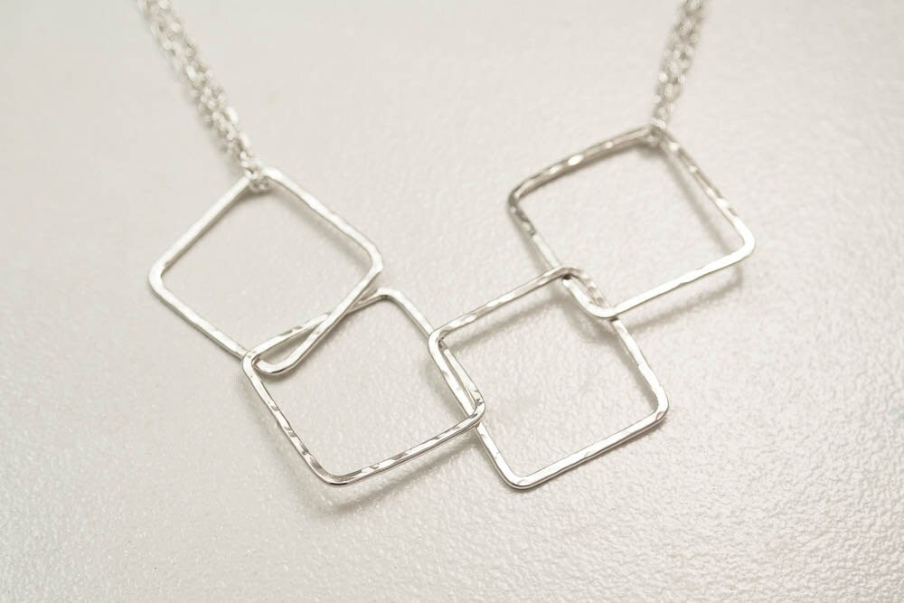 Collier géométrique, collier en argent sterling, collier carré en argent martelé, collier pour bébé, cadeau pour nouvelle maman