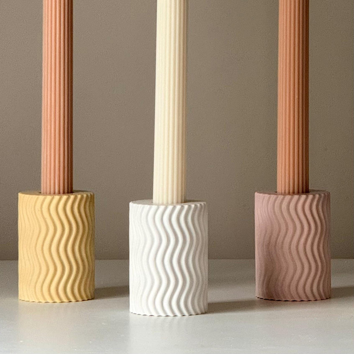 Bougeoir vague sculptural, décor minimaliste en jesmonite