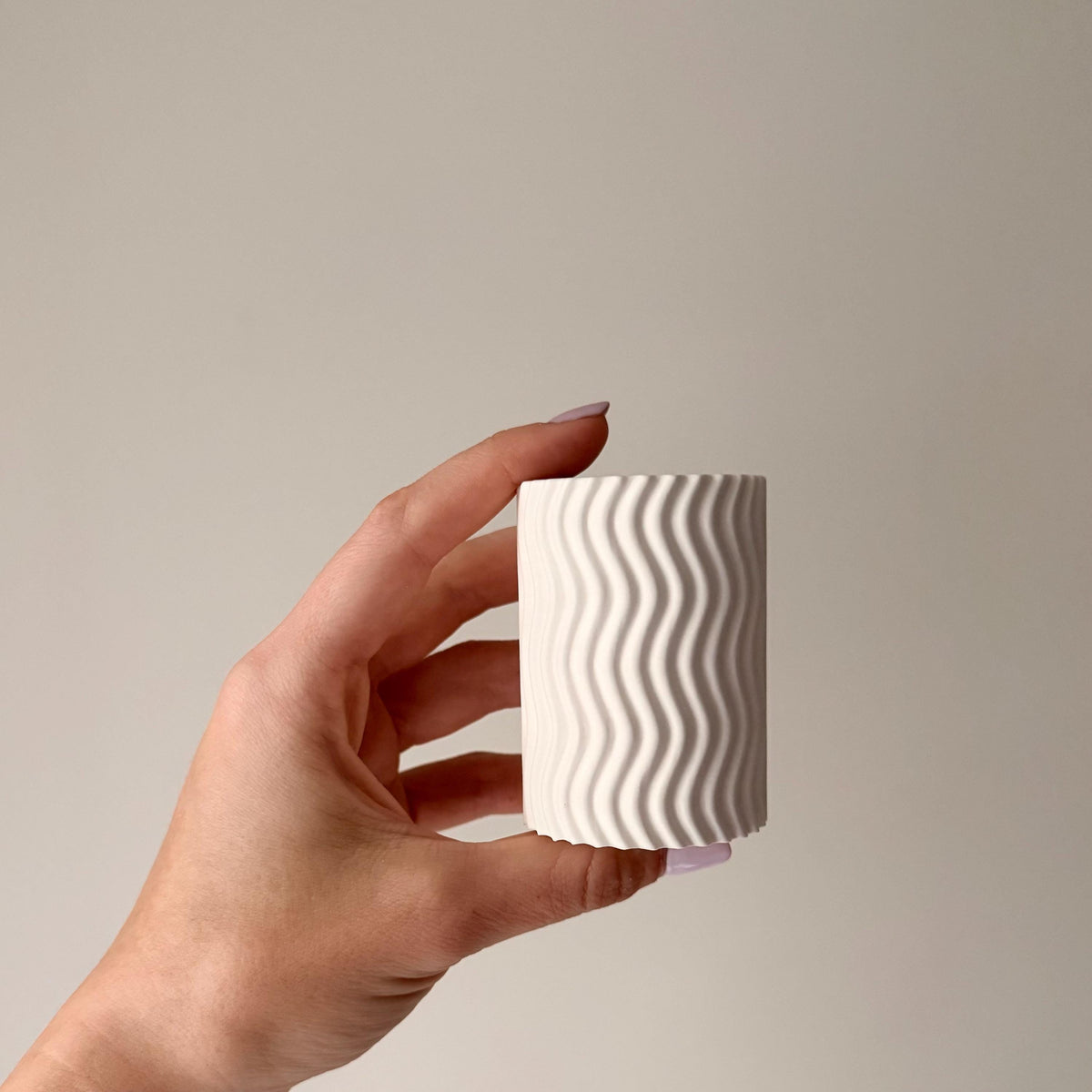Bougeoir vague sculptural, décor minimaliste en jesmonite