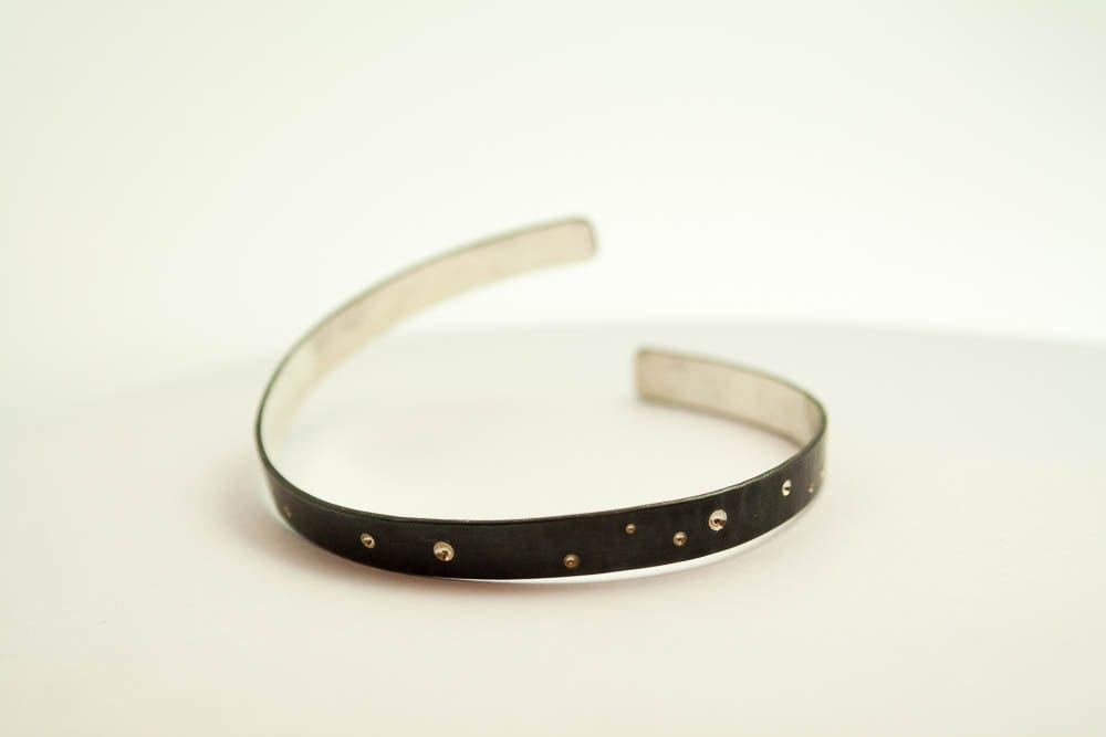 Bracelet fin noir, bijou minimaliste, bracelet ciel nocturne, cadeau pour elle, bracelet céleste, bracelet manchette noir