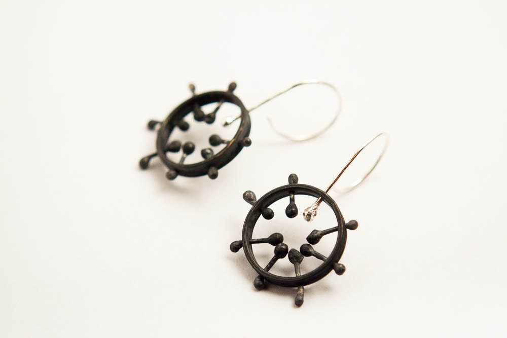 Boucles d'oreilles en argent noir, boucles d'oreilles tendance, boucles d'oreilles avant-gardistes, boucles d'oreilles abstraites, boucles d'oreilles originales, boucles d'oreilles étoile