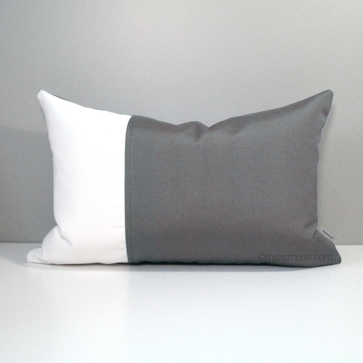 Housse de coussin d'extérieur moderne en Sunbrella® gris et blanc, housse de coussin gris anthracite 