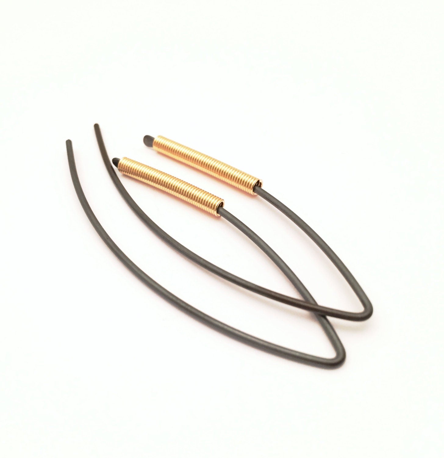 Boucles d'oreilles élégantes noires avec accents dorés - Cadeau élégant pour elle
