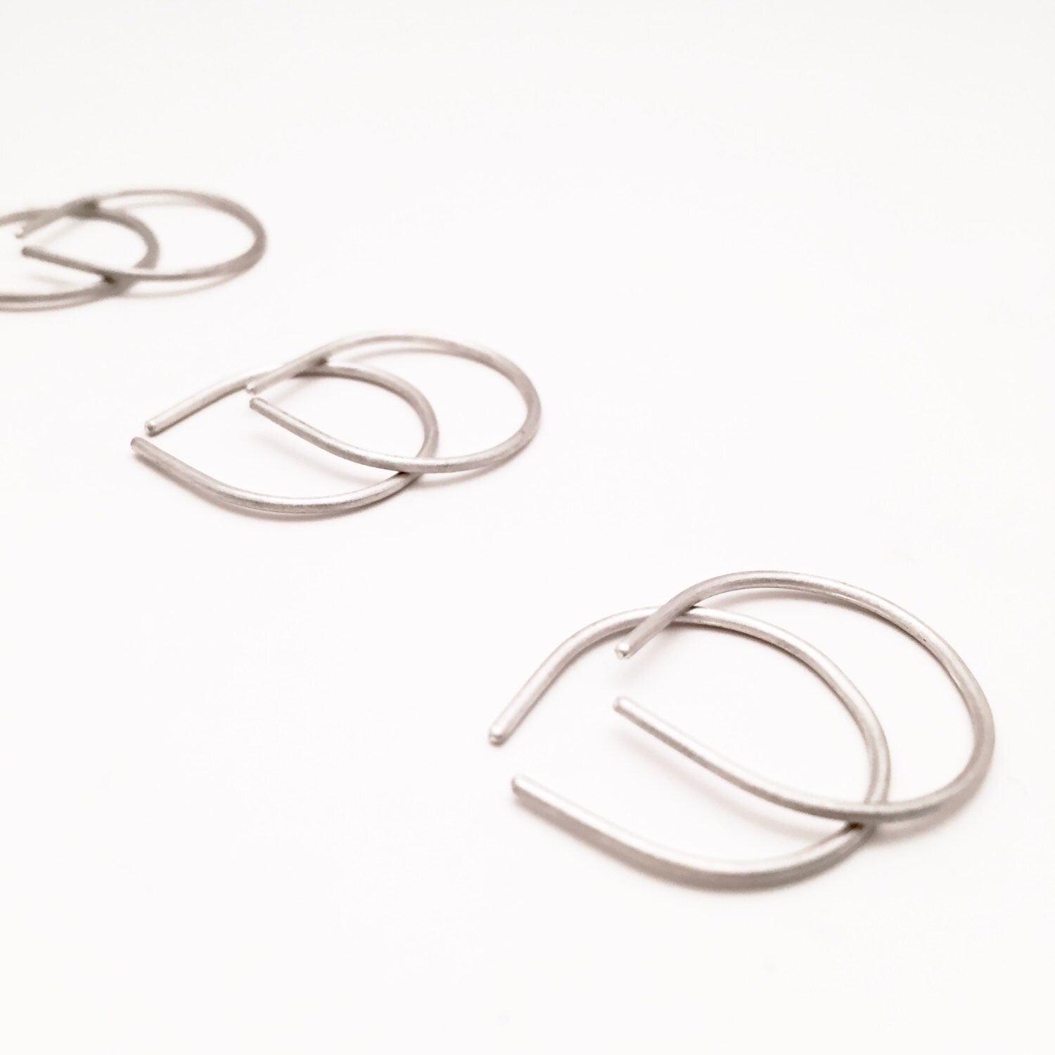 Boucles d'oreilles créoles ouvertes simples en argent - Cadeau minimaliste et moderne pour elle ou lui