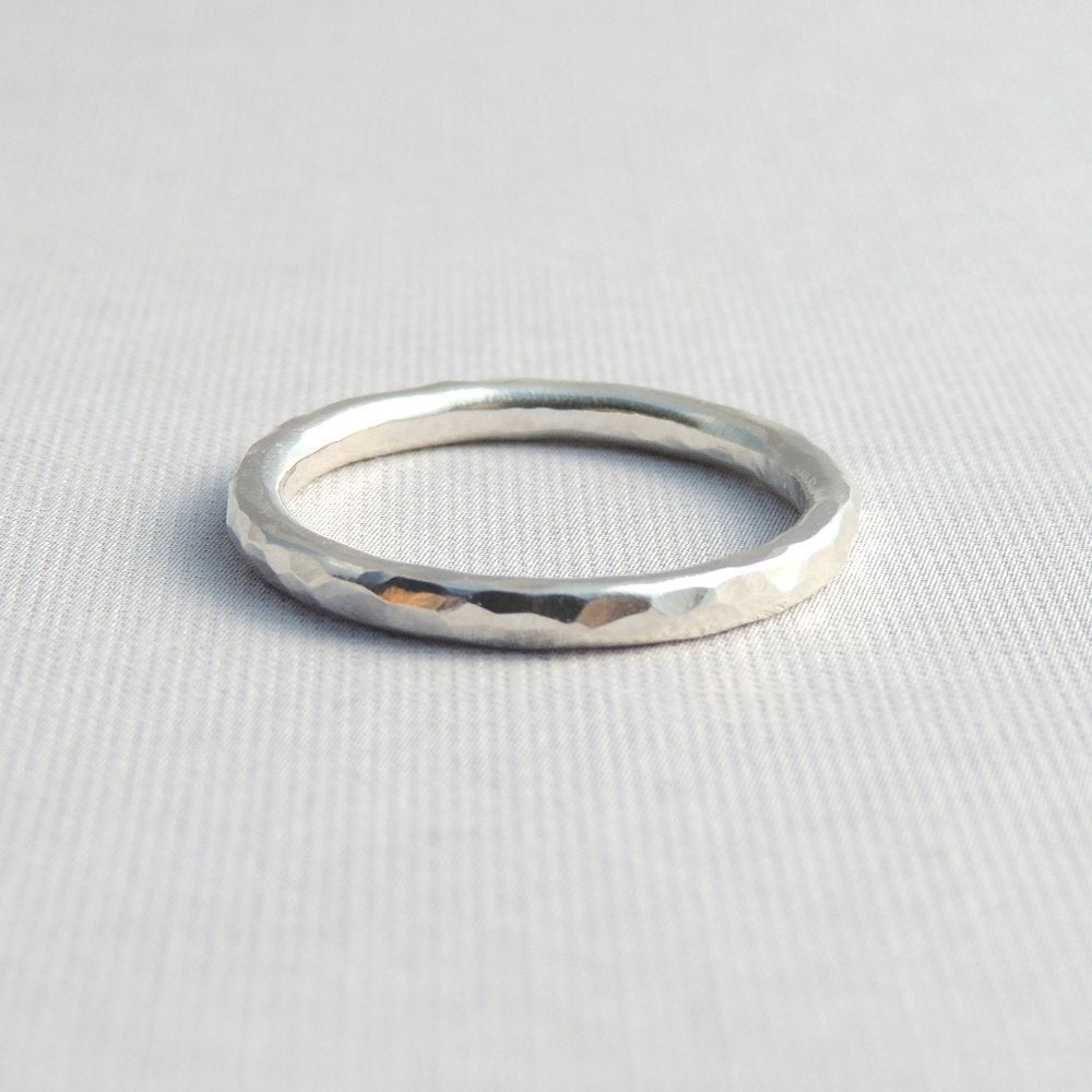 Bague simple empilable en argent sterling martelé
