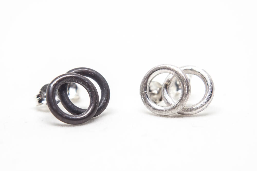 Boucles d'oreilles puces cercle noir : fabriquées à la main en argent sterling recyclé