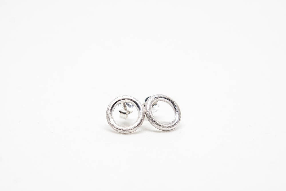Boucles d'oreilles à petits cercles, boucles d'oreilles à clous pour hommes, clous en argent brossé, boucles d'oreilles à cercle ouvert, cadeau pour ami, petits clous ronds,