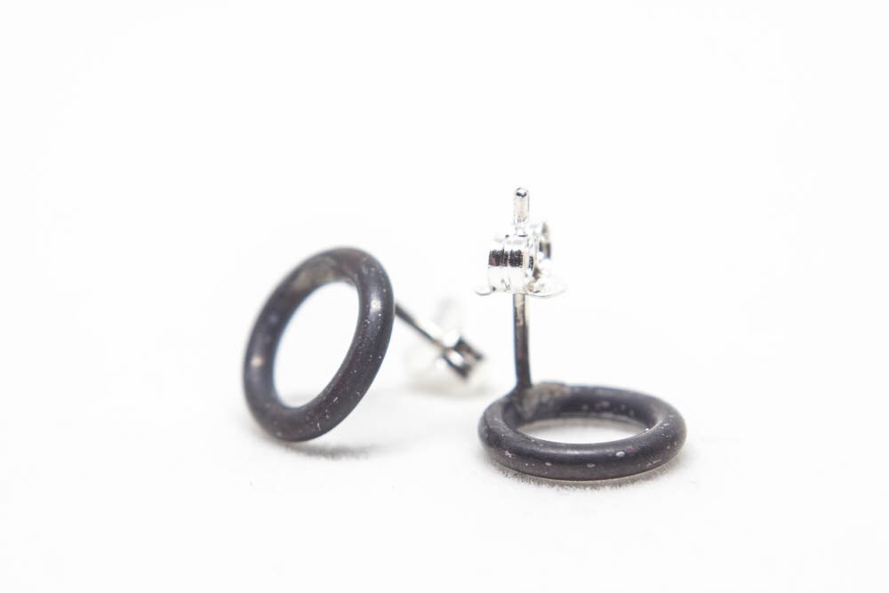 Boucles d'oreilles à tige noires, petites boucles d'oreilles noires, cadeau unisexe, petites boucles d'oreilles rondes, boucles d'oreilles minimalistes