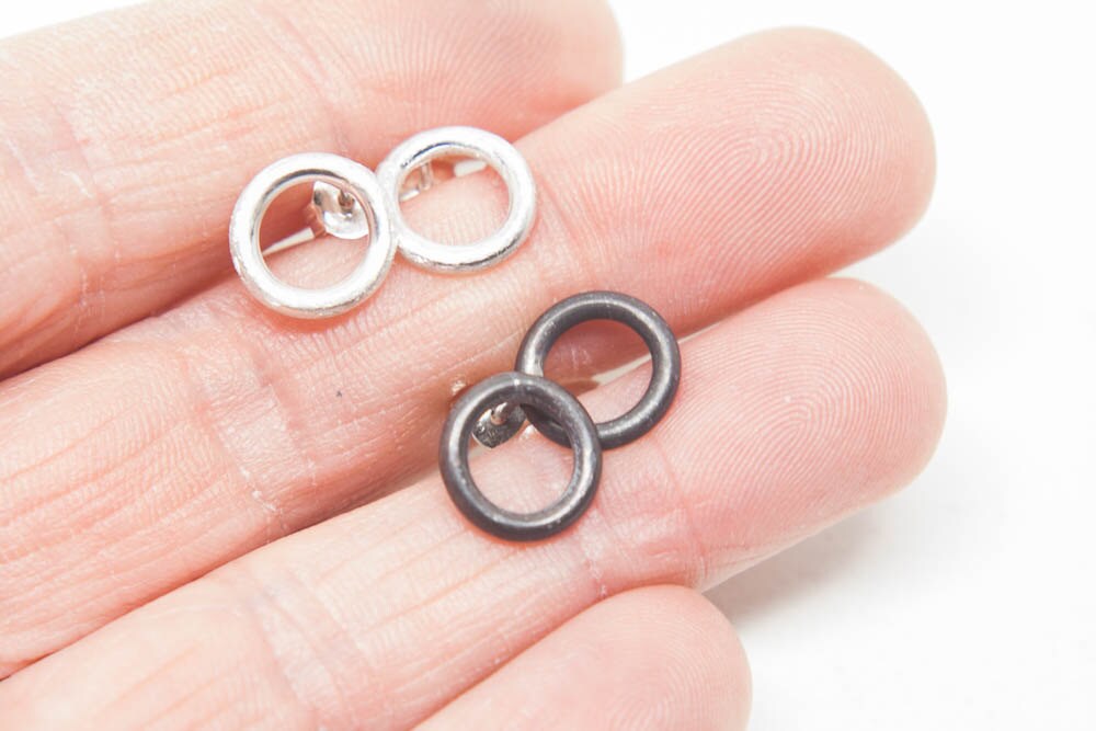 Boucles d'oreilles puces cercle noir : fabriquées à la main en argent sterling recyclé